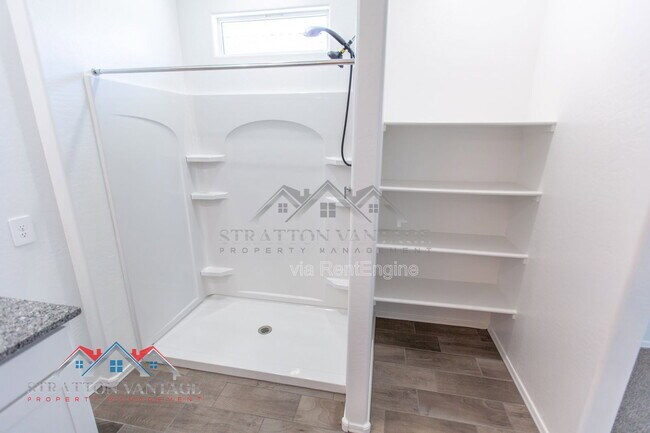 Building Photo - 1330 W Hess Ave