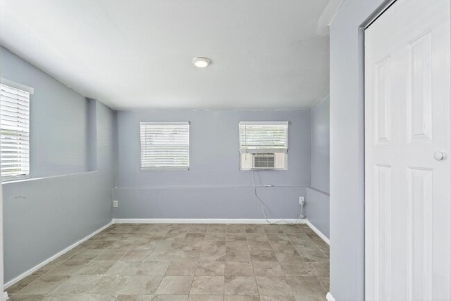 Building Photo - 6635 Blackwood Dr