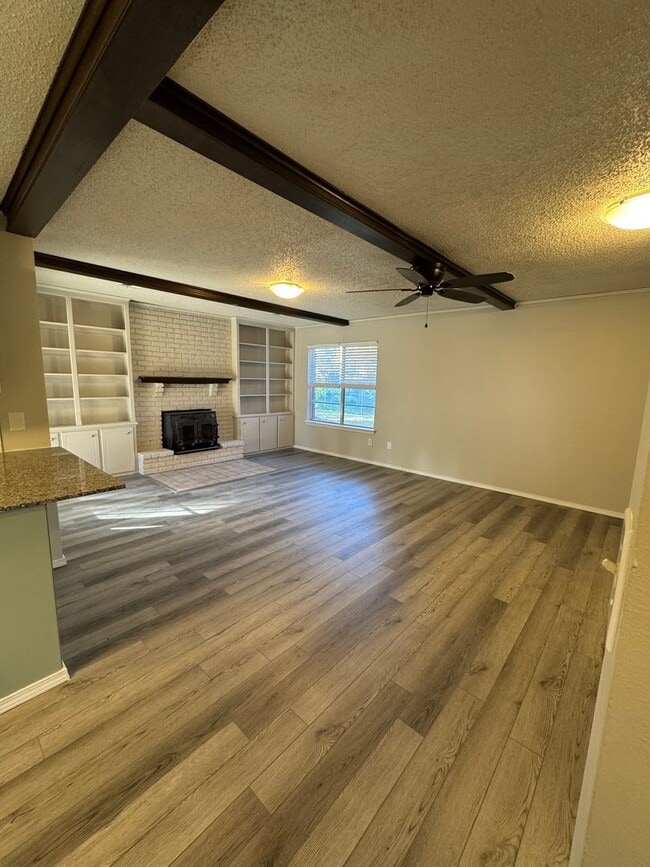 Building Photo - 3 Bedroom Home with Fenced Yard!!