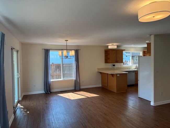 Building Photo - Beautiful 3 bedroom 2 bathroom house in a ...