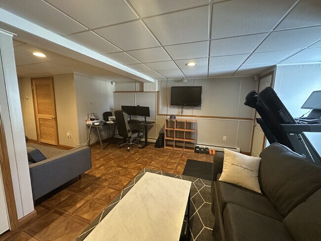 Building Photo - Executive-Style 3BR Single-Family Home on Quiet Dead-End Street – South Portland