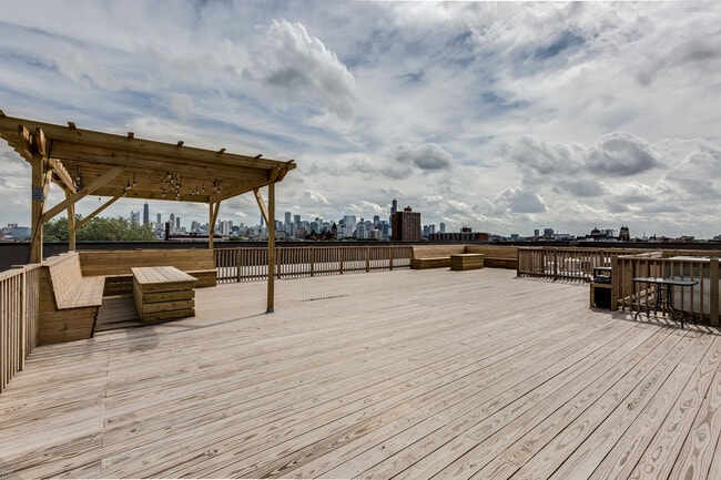 Building Photo - 1023 N Ashland Ave