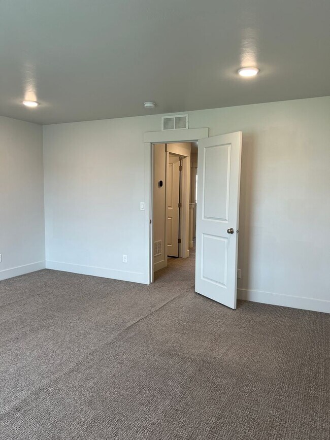 Building Photo - Beautiful 3 Bed, 2.5 Bath Townhome in Summerfield Subdivision | $1,995/month