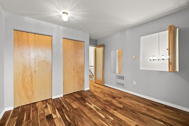 Building Photo - 2 BR 2 BA Townhome in North Tabor- 3 Levels!