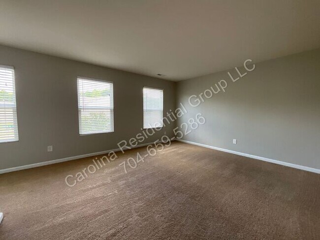 Building Photo - 9143 Magnolia Lily Ave