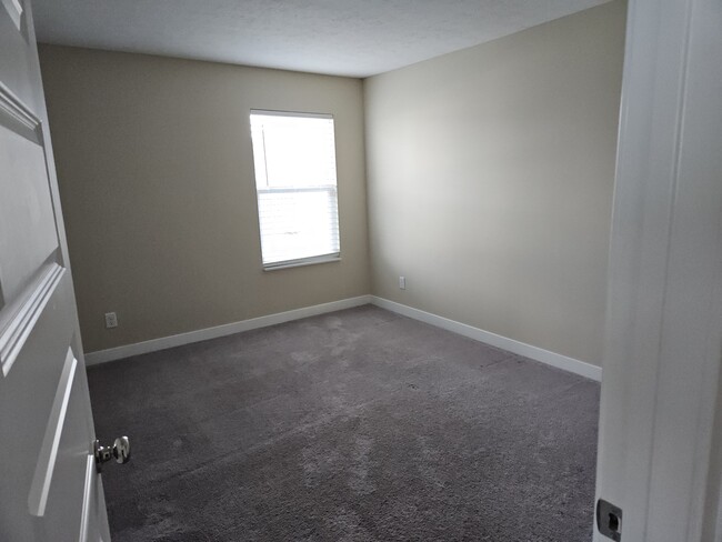 Building Photo - 2704 Grassy Br Dr