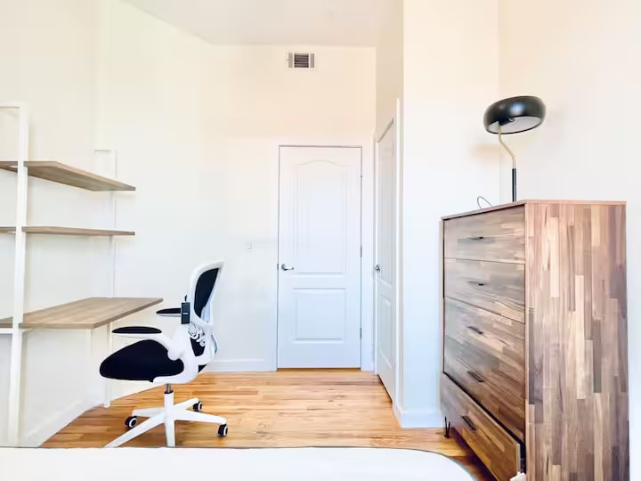 Building Photo - Furnished room/NOT APARTMENT