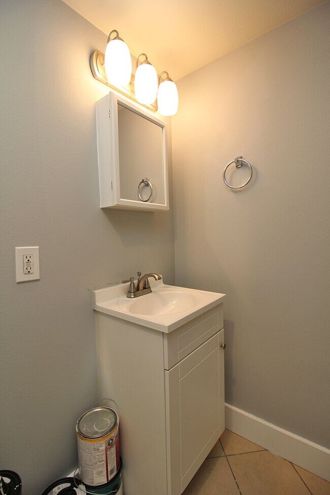 Building Photo - 4030-4030 NE Garfield Ave.