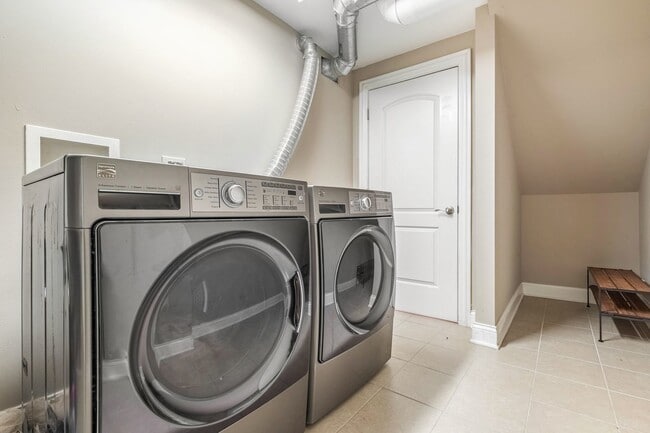 Building Photo - 2140 W Monroe St