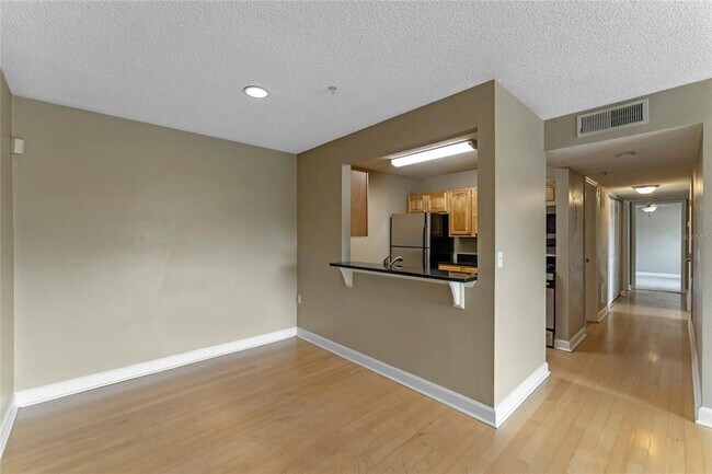 Building Photo - 2025 Dixie Belle Dr
