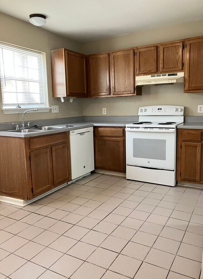 Building Photo - 2 story end unit condo - 1 month free