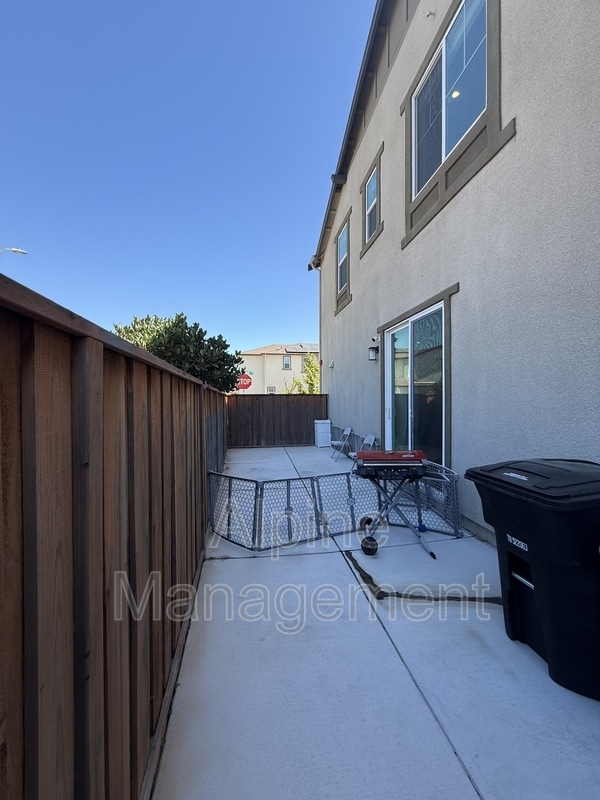 Building Photo - 2062 Cottonwood St