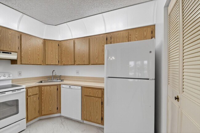 Building Photo - 416 Pine Glen Ln