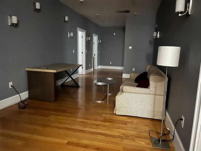 Building Photo - Massive Brighton 8 Bed / 9 Bath House in the 1700 block of Comm Ave!!!! Students Welcome. Avail 9...