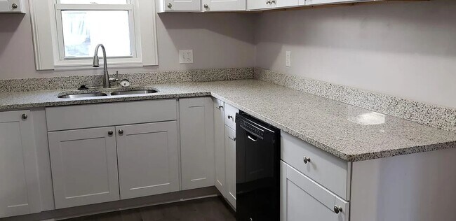 Building Photo - Beautiful 3-Bedroom Home in the Heart of Clawson