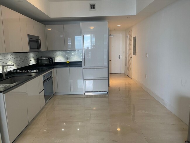 Building Photo - 1010 Brickell Ave