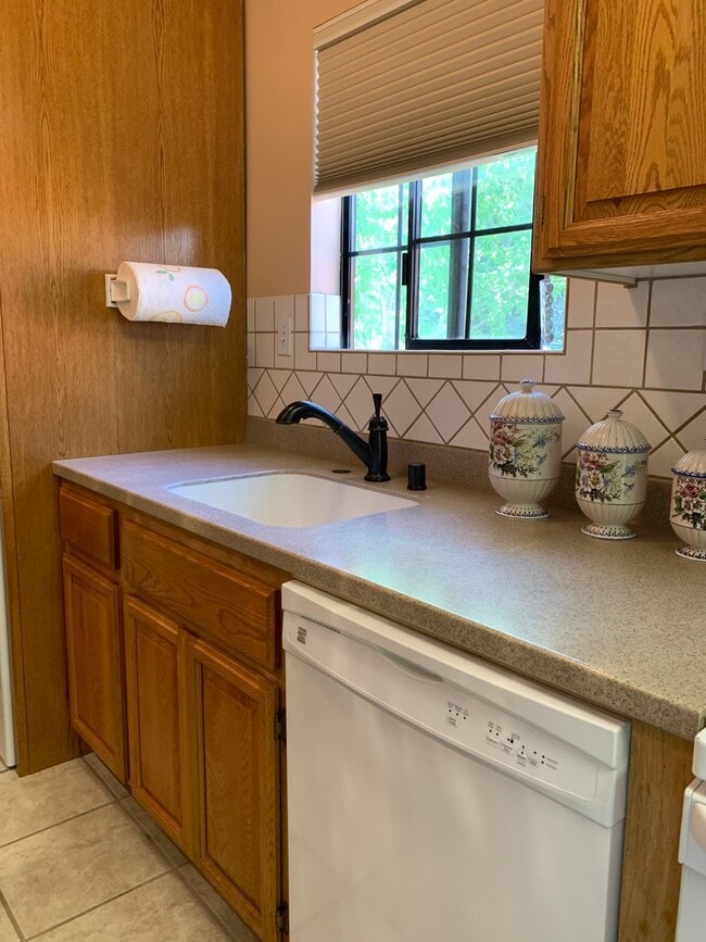 Building Photo - Studio