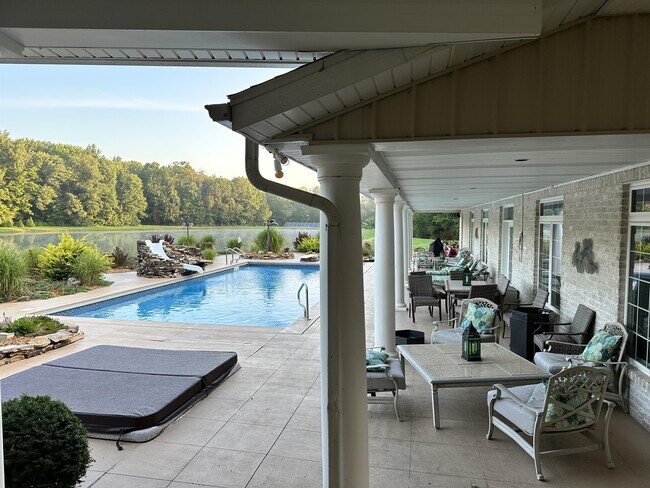 Building Photo - 10687 S Oak Ridge Estates