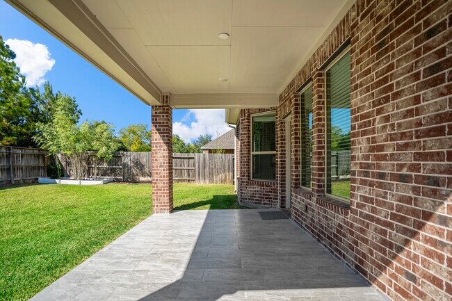 Building Photo - 16719 Highland Country Dr