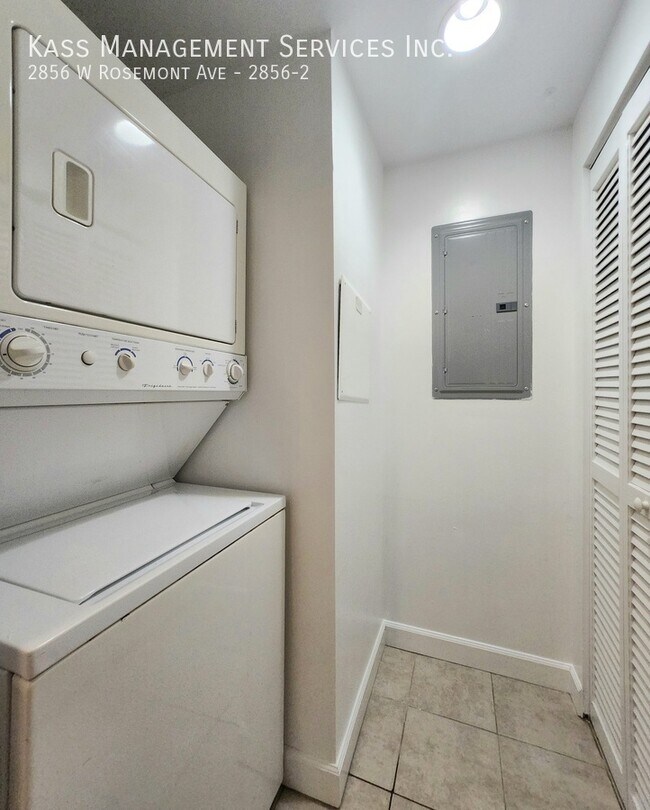 Building Photo - 2856 W Rosemont Ave