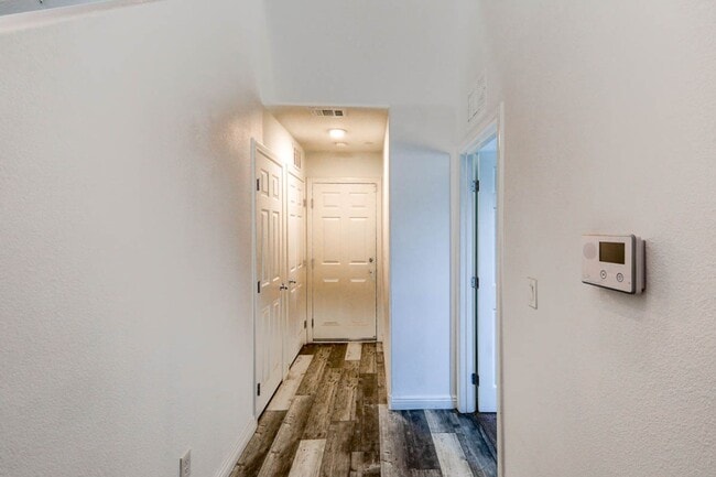 Building Photo - 3 Bed, 2 Bath Townhome Just Outside of Nel...