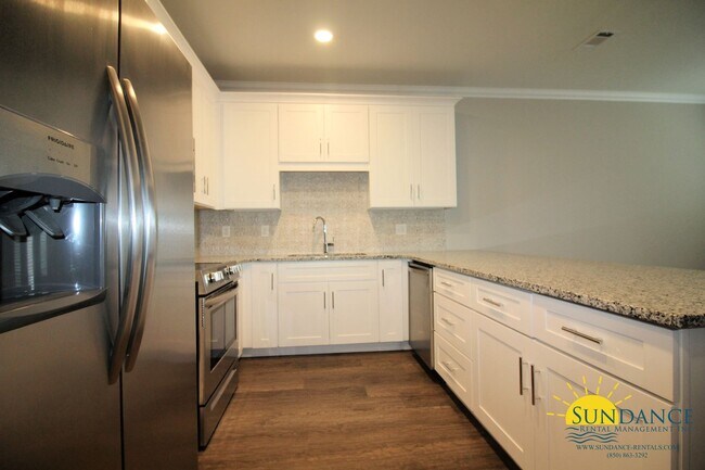 Building Photo - Custom Fort Walton Beach Townhouse in Gated Community!