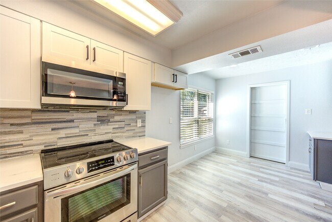 Building Photo - 235 E Castle Harbour Dr