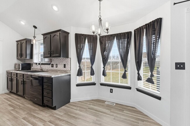 Building Photo - 3 Bedroom | 2 Bathroom | 2 Car Garage | Springfield MO | Fenced Back Yard!