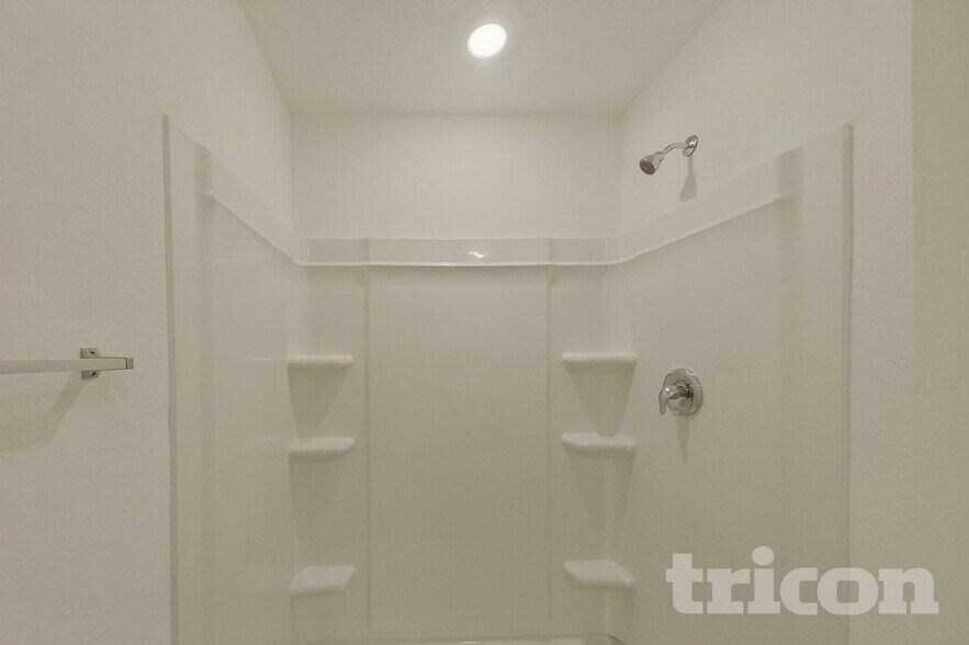 Building Photo - 1601 Parlier St