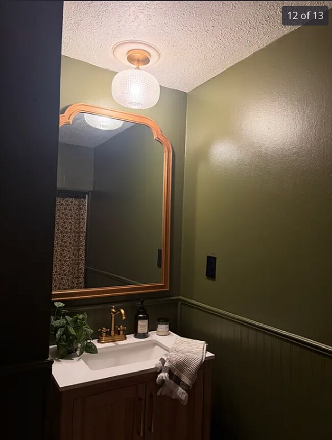 Building Photo - Amazing 3 bed 2 bath Brick Ranch in Carmel