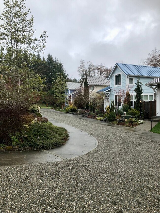 Building Photo - 3 Bedroom Townhouse in Poulsbo
