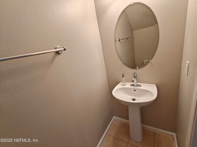 Building Photo - 6918 Roundleaf Dr