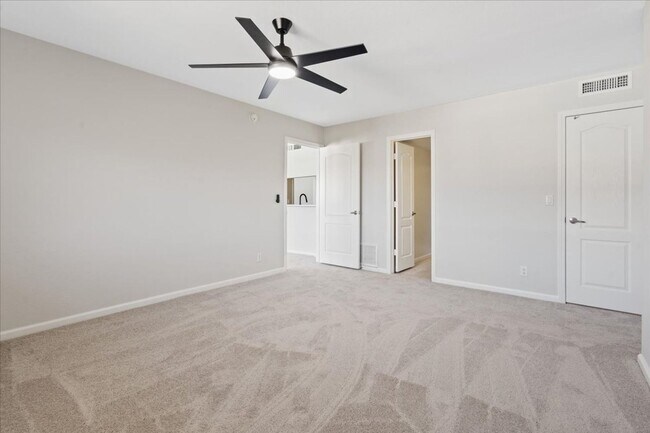 Building Photo - RENOVATED 3BD/2BA LV COUNTRY CLUB GUARD GATED