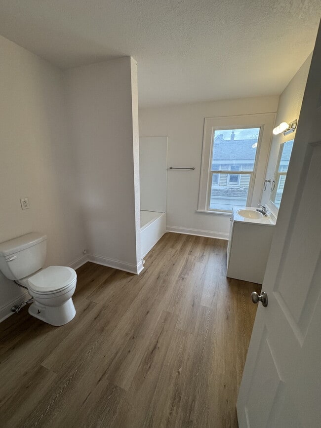 Building Photo - "Spacious 4-Bed, 3-Bath Home on South Poplar Street – 1758 Sq Ft of Comfort in Wichita!"