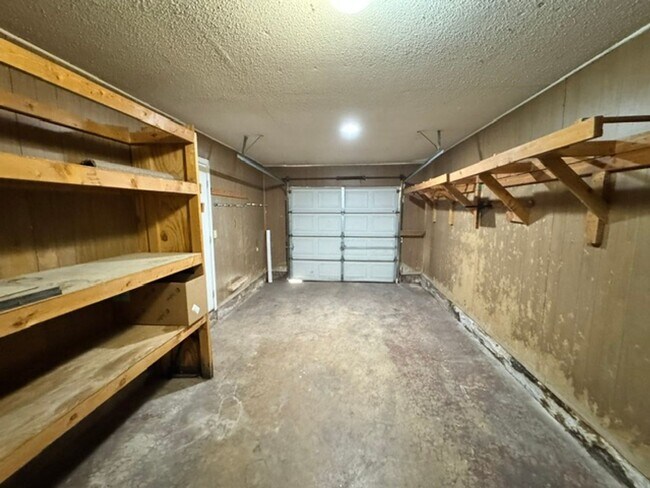 Building Photo - 2021 Elmhurst Dr