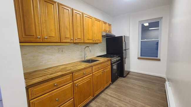 Building Photo - 15 Hopkins Ave