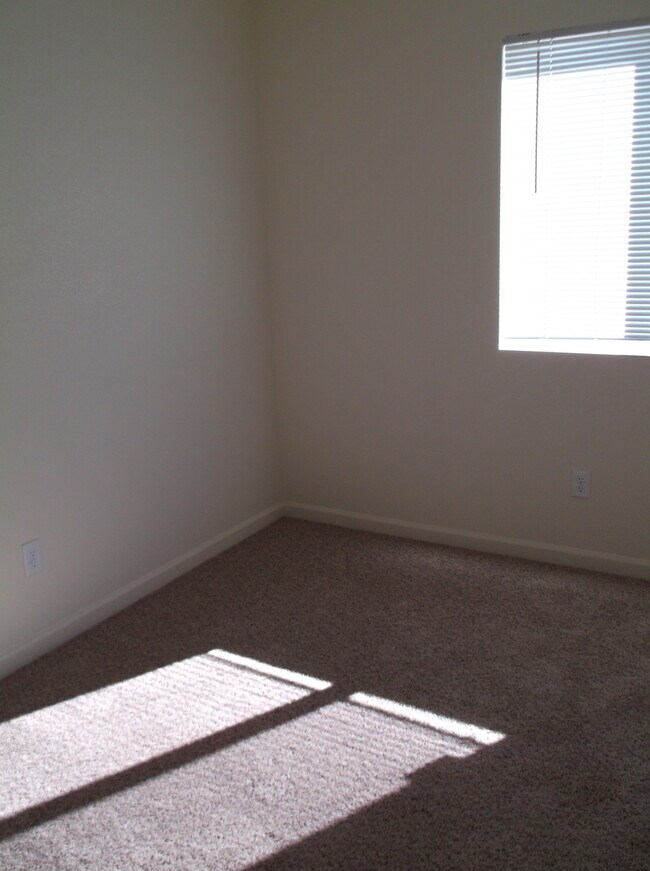 Building Photo - 205 Hunters Way
