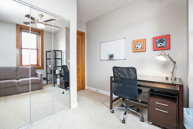 Building Photo - 550 W Surf St