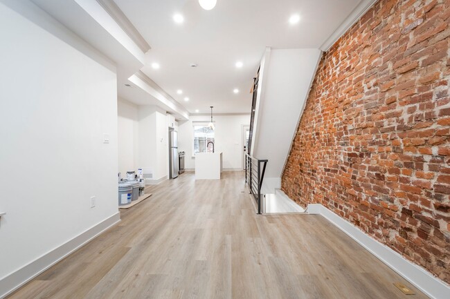 Building Photo - Welcome home to this newly renovated porch...