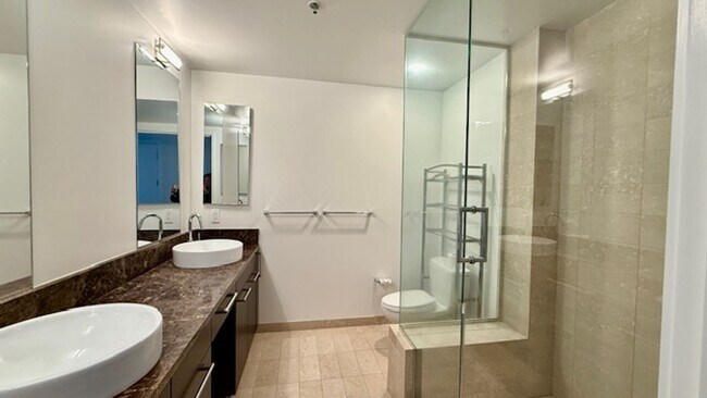 Building Photo - 2BR 2BA @ The BLU in SOMA/South Beach -AMSI