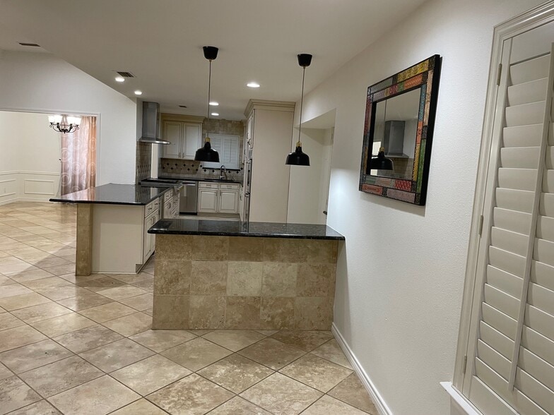 Building Photo - 737 Robin Ln