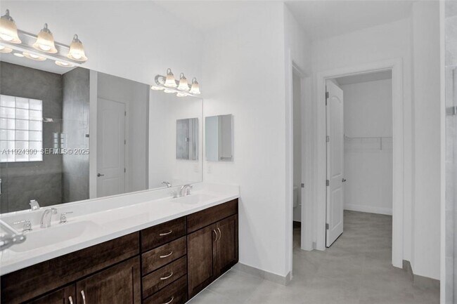 Building Photo - 8450 NW 39th Ct