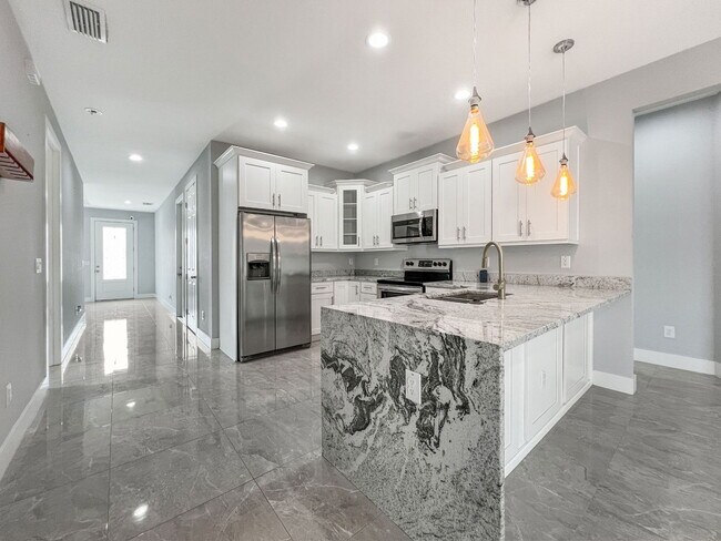 Building Photo - 1703 W Rio Vista Ave