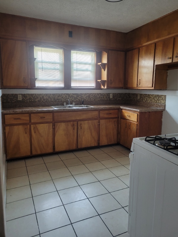 Building Photo - 305 Cascade St