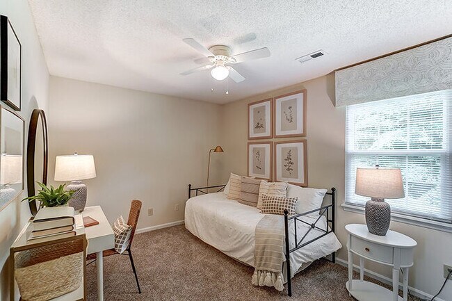 Building Photo - Luxurious and affordable all-brick townhom...