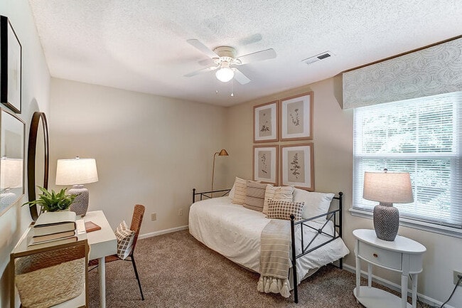 Building Photo - Townhome Living Made Easy.