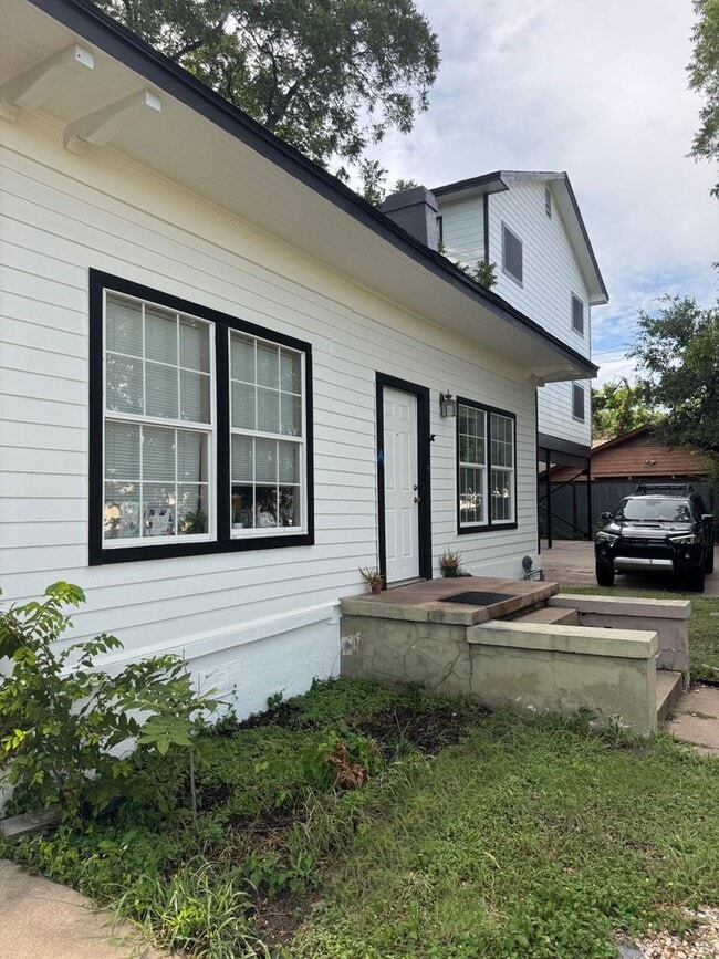 Building Photo - 4 Bedroom With Fenced Yard and Off-Street ...