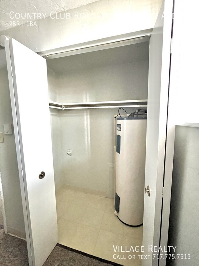 Building Photo - Roomy, remodeled 2-bed w/ on-site laundry ...