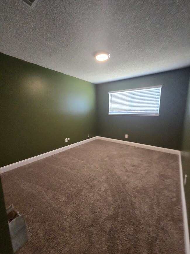 Building Photo - 3 BR 2 BA Available Now