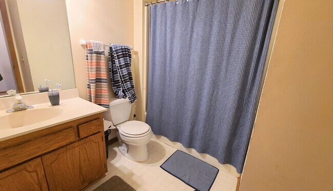 Building Photo - 2 Br/1.5 Ba TH w/Open Floor Plan, Attached...